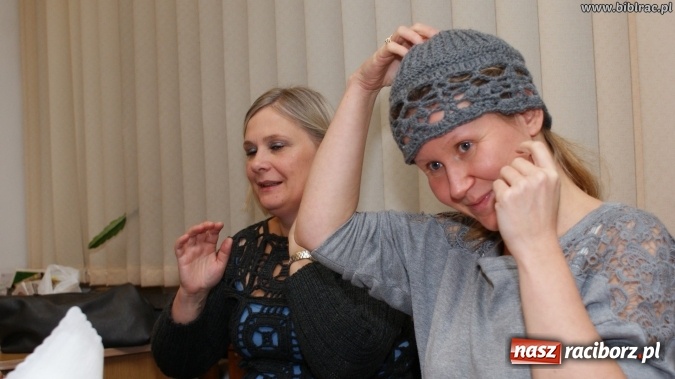 Zdjęcie w galerii na portalu naszraciborz.pl: Kartki świąteczne, słoiki i robótki ręczne, czyli listopadowe warsztaty w bibliotece wiadomości z regionu