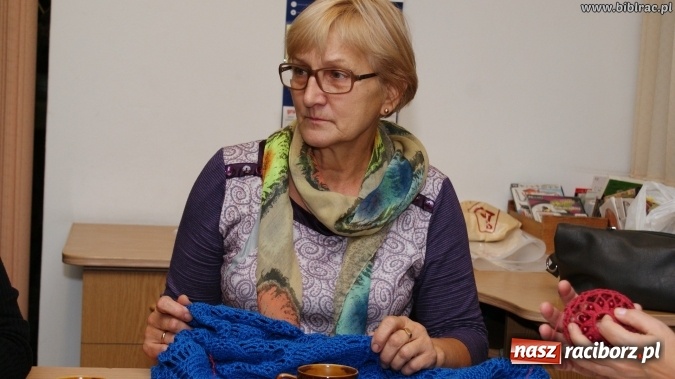 Zdjęcie w galerii na portalu naszraciborz.pl: Kartki świąteczne, słoiki i robótki ręczne, czyli listopadowe warsztaty w bibliotece wiadomości z regionu