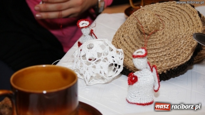 Zdjęcie w galerii na portalu naszraciborz.pl: Kartki świąteczne, słoiki i robótki ręczne, czyli listopadowe warsztaty w bibliotece wiadomości z regionu