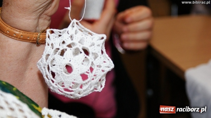 Zdjęcie w galerii na portalu naszraciborz.pl: Kartki świąteczne, słoiki i robótki ręczne, czyli listopadowe warsztaty w bibliotece wiadomości z regionu