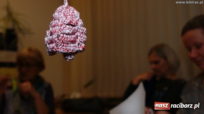Zdjęcie w galerii na portalu naszraciborz.pl: Kartki świąteczne, słoiki i robótki ręczne, czyli listopadowe warsztaty w bibliotece wiadomości z regionu