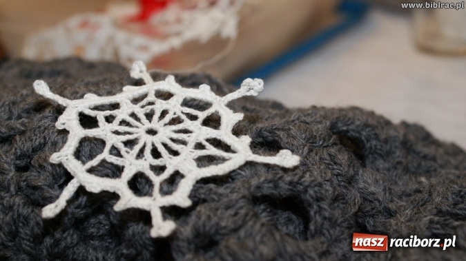 Zdjęcie w galerii na portalu naszraciborz.pl: Kartki świąteczne, słoiki i robótki ręczne, czyli listopadowe warsztaty w bibliotece wiadomości z regionu