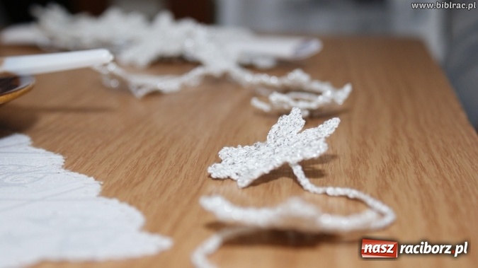 Zdjęcie w galerii na portalu naszraciborz.pl: Kartki świąteczne, słoiki i robótki ręczne, czyli listopadowe warsztaty w bibliotece wiadomości z regionu