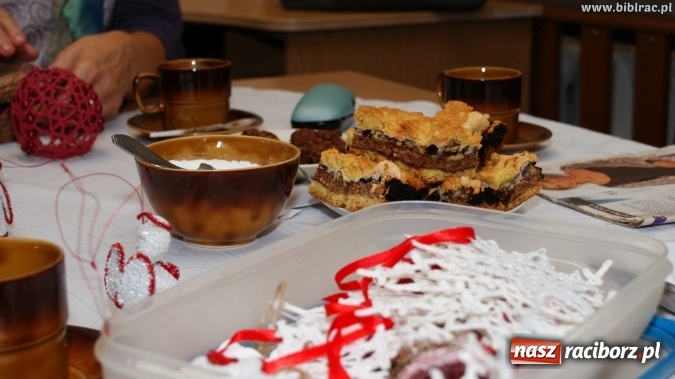 Zdjęcie w galerii na portalu naszraciborz.pl: Kartki świąteczne, słoiki i robótki ręczne, czyli listopadowe warsztaty w bibliotece wiadomości z regionu