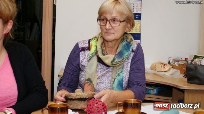 Zdjęcie w galerii na portalu naszraciborz.pl: Kartki świąteczne, słoiki i robótki ręczne, czyli listopadowe warsztaty w bibliotece wiadomości z regionu