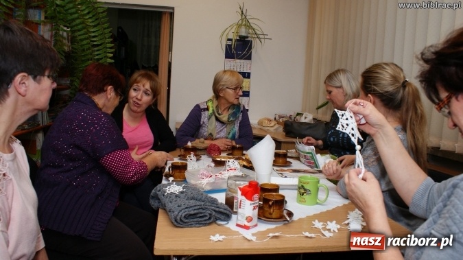 Zdjęcie w galerii na portalu naszraciborz.pl: Kartki świąteczne, słoiki i robótki ręczne, czyli listopadowe warsztaty w bibliotece wiadomości z regionu
