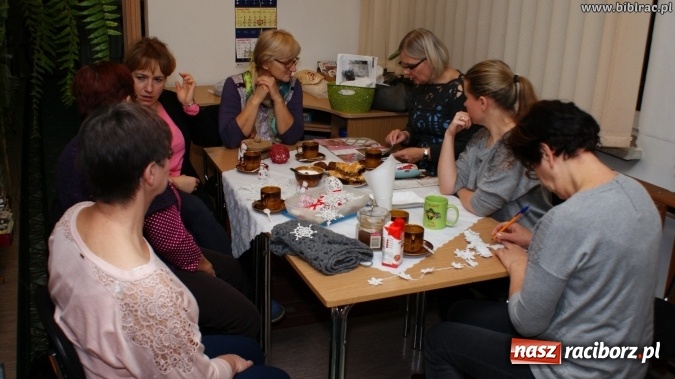 Zdjęcie w galerii na portalu naszraciborz.pl: Kartki świąteczne, słoiki i robótki ręczne, czyli listopadowe warsztaty w bibliotece wiadomości z regionu