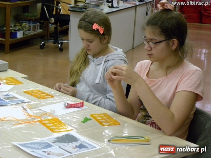 Zdjęcie w galerii na portalu naszraciborz.pl: Kartki świąteczne, słoiki i robótki ręczne, czyli listopadowe warsztaty w bibliotece wiadomości z regionu