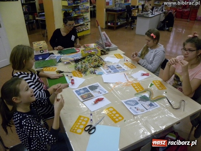 Zdjęcie w galerii na portalu naszraciborz.pl: Kartki świąteczne, słoiki i robótki ręczne, czyli listopadowe warsztaty w bibliotece wiadomości z regionu
