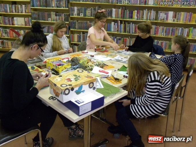 Zdjęcie w galerii na portalu naszraciborz.pl: Kartki świąteczne, słoiki i robótki ręczne, czyli listopadowe warsztaty w bibliotece wiadomości z regionu