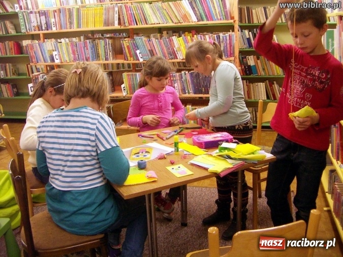 Zdjęcie w galerii na portalu naszraciborz.pl: Kartki świąteczne, słoiki i robótki ręczne, czyli listopadowe warsztaty w bibliotece wiadomości z regionu