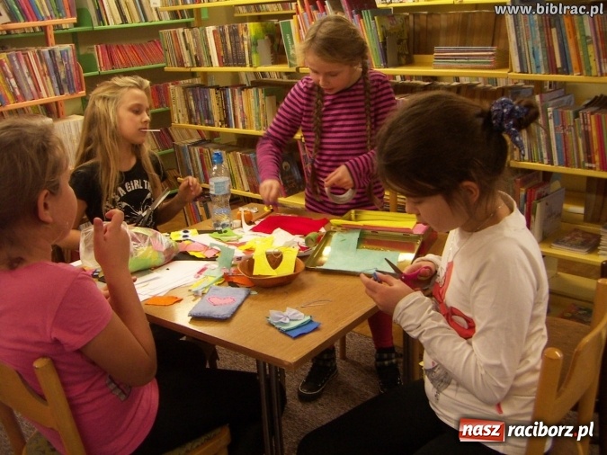 Zdjęcie w galerii na portalu naszraciborz.pl: Kartki świąteczne, słoiki i robótki ręczne, czyli listopadowe warsztaty w bibliotece wiadomości z regionu