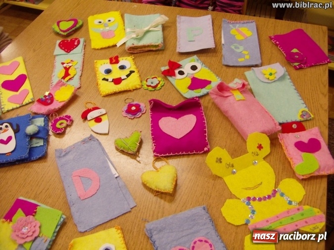 Zdjęcie w galerii na portalu naszraciborz.pl: Kartki świąteczne, słoiki i robótki ręczne, czyli listopadowe warsztaty w bibliotece wiadomości z regionu