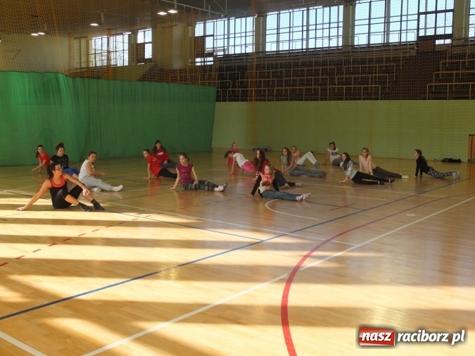 Zdjęcie w galerii na portalu naszraciborz.pl: Taniec współczesny zagościł w ZSO w Kuźni Raciborskiej  wiadomości z regionu