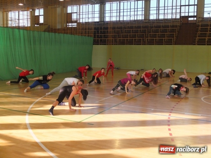 Zdjęcie w galerii na portalu naszraciborz.pl: Taniec współczesny zagościł w ZSO w Kuźni Raciborskiej  wiadomości z regionu