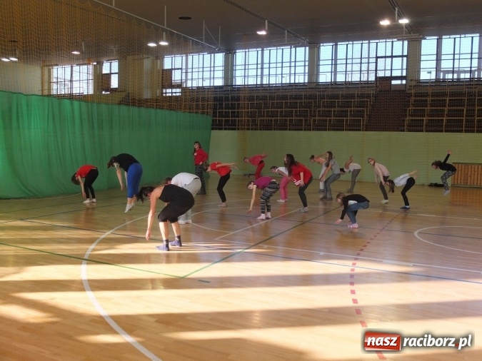 Zdjęcie w galerii na portalu naszraciborz.pl: Taniec współczesny zagościł w ZSO w Kuźni Raciborskiej  wiadomości z regionu