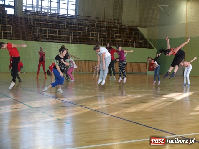 Zdjęcie w galerii na portalu naszraciborz.pl: Taniec współczesny zagościł w ZSO w Kuźni Raciborskiej  wiadomości z regionu