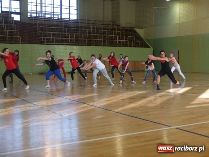 Zdjęcie w galerii na portalu naszraciborz.pl: Taniec współczesny zagościł w ZSO w Kuźni Raciborskiej  wiadomości z regionu