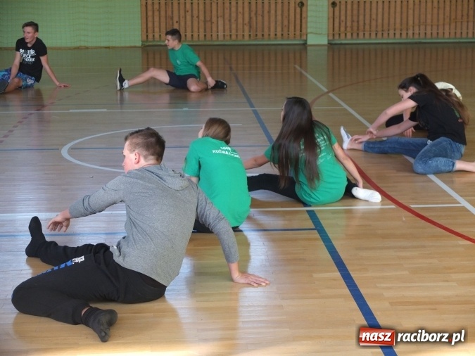 Zdjęcie w galerii na portalu naszraciborz.pl: Taniec współczesny zagościł w ZSO w Kuźni Raciborskiej  wiadomości z regionu