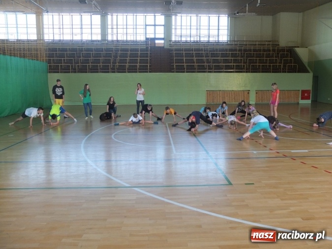 Zdjęcie w galerii na portalu naszraciborz.pl: Taniec współczesny zagościł w ZSO w Kuźni Raciborskiej  wiadomości z regionu