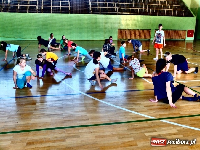Zdjęcie w galerii na portalu naszraciborz.pl: Taniec współczesny zagościł w ZSO w Kuźni Raciborskiej  wiadomości z regionu