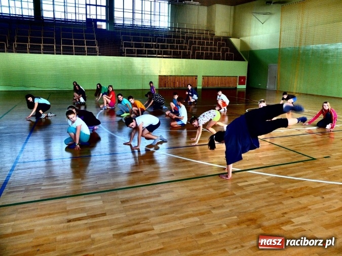 Zdjęcie w galerii na portalu naszraciborz.pl: Taniec współczesny zagościł w ZSO w Kuźni Raciborskiej  wiadomości z regionu