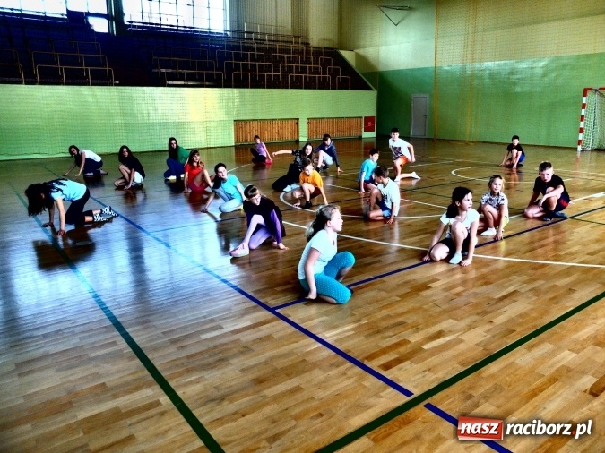Zdjęcie w galerii na portalu naszraciborz.pl: Taniec współczesny zagościł w ZSO w Kuźni Raciborskiej  wiadomości z regionu