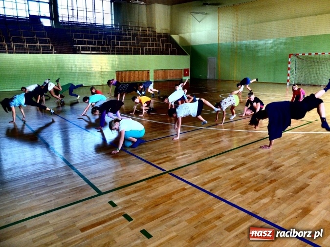Zdjęcie w galerii na portalu naszraciborz.pl: Taniec współczesny zagościł w ZSO w Kuźni Raciborskiej  wiadomości z regionu