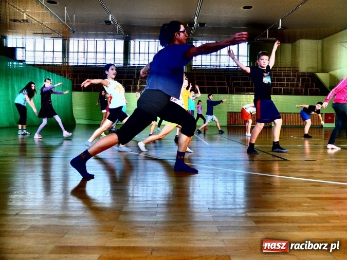 Zdjęcie w galerii na portalu naszraciborz.pl: Taniec współczesny zagościł w ZSO w Kuźni Raciborskiej  wiadomości z regionu