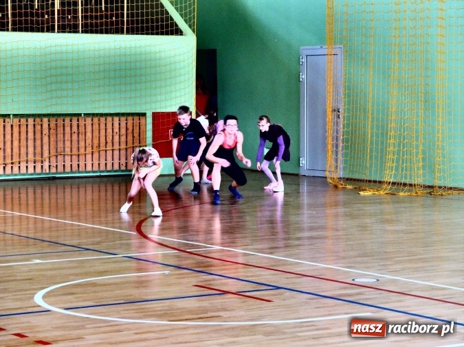 Zdjęcie w galerii na portalu naszraciborz.pl: Taniec współczesny zagościł w ZSO w Kuźni Raciborskiej  wiadomości z regionu