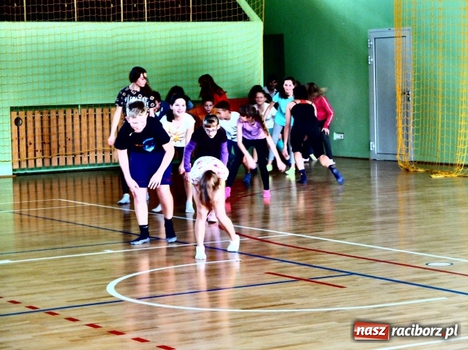 Zdjęcie w galerii na portalu naszraciborz.pl: Taniec współczesny zagościł w ZSO w Kuźni Raciborskiej  wiadomości z regionu