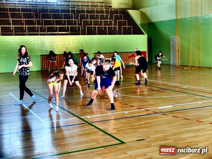 Zdjęcie w galerii na portalu naszraciborz.pl: Taniec współczesny zagościł w ZSO w Kuźni Raciborskiej  wiadomości z regionu