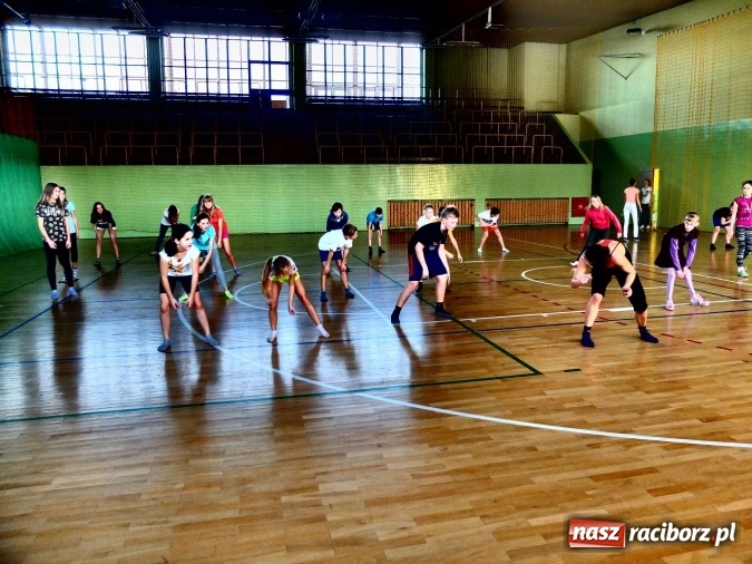 Zdjęcie w galerii na portalu naszraciborz.pl: Taniec współczesny zagościł w ZSO w Kuźni Raciborskiej  wiadomości z regionu