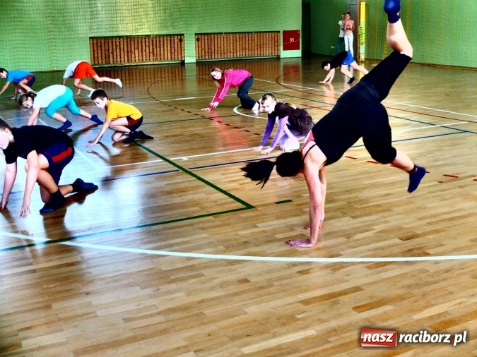 Zdjęcie w galerii na portalu naszraciborz.pl: Taniec współczesny zagościł w ZSO w Kuźni Raciborskiej  wiadomości z regionu