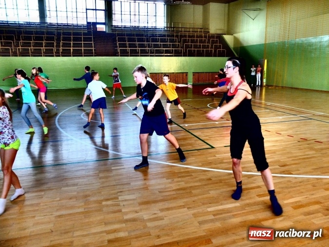 Zdjęcie w galerii na portalu naszraciborz.pl: Taniec współczesny zagościł w ZSO w Kuźni Raciborskiej  wiadomości z regionu