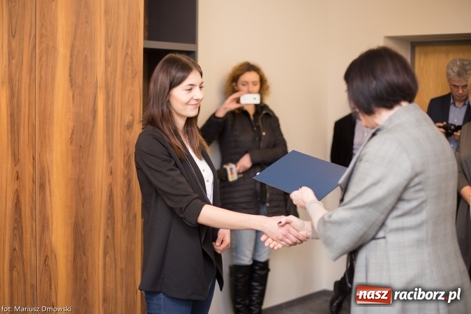 Zdjęcie w galerii na portalu naszraciborz.pl: Anna Raszewska, absolwentka raciborskiej PWSZ, odebrała wczoraj nagrodę za najlepszą pracę dyplomową z dziedziny pedagogiki wiadomości z regionu