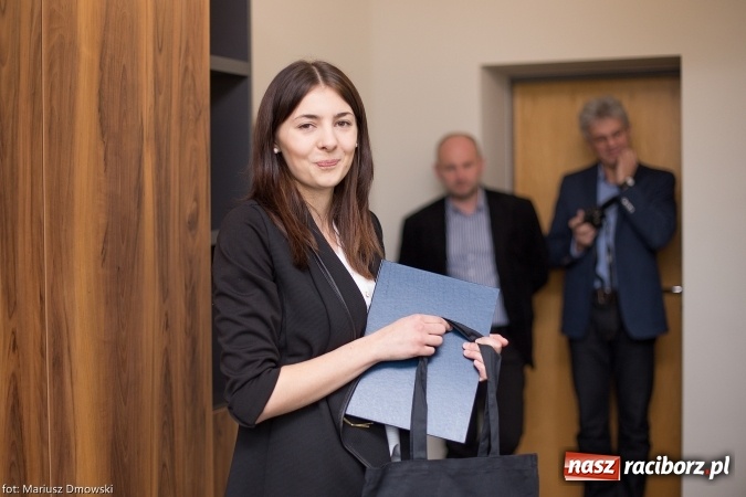 Zdjęcie w galerii na portalu naszraciborz.pl: Anna Raszewska, absolwentka raciborskiej PWSZ, odebrała wczoraj nagrodę za najlepszą pracę dyplomową z dziedziny pedagogiki wiadomości z regionu
