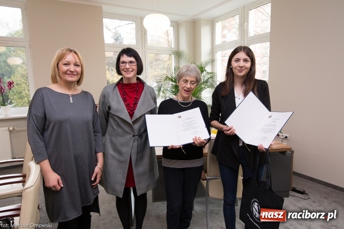 Zdjęcie w galerii na portalu naszraciborz.pl: Anna Raszewska, absolwentka raciborskiej PWSZ, odebrała wczoraj nagrodę za najlepszą pracę dyplomową z dziedziny pedagogiki wiadomości z regionu