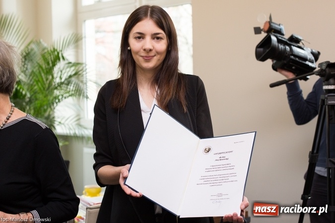 Zdjęcie w galerii na portalu naszraciborz.pl: Anna Raszewska, absolwentka raciborskiej PWSZ, odebrała wczoraj nagrodę za najlepszą pracę dyplomową z dziedziny pedagogiki wiadomości z regionu