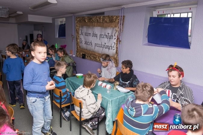 Zdjęcie w galerii na portalu naszraciborz.pl: W Szkole Podstawowej nr 13 przepowiadano dziś przyszłość wiadomości z regionu