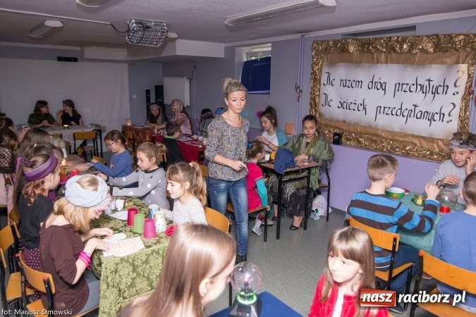 Zdjęcie w galerii na portalu naszraciborz.pl: W Szkole Podstawowej nr 13 przepowiadano dziś przyszłość wiadomości z regionu