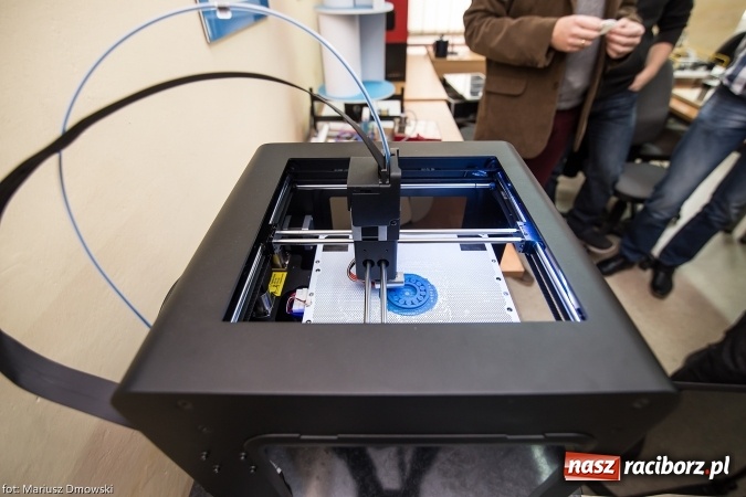 Zdjęcie w galerii na portalu naszraciborz.pl: PWSZ w Raciborzu wzbogaciła się o nowy sprzęt – drukarkę 3D  wiadomości z regionu
