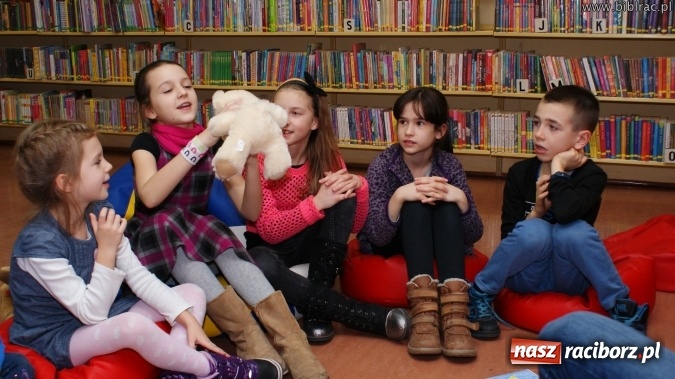 Zdjęcie w galerii na portalu naszraciborz.pl: Cała Polska Czyta Dzieciom po angielsku w bibliotece  wiadomości z regionu