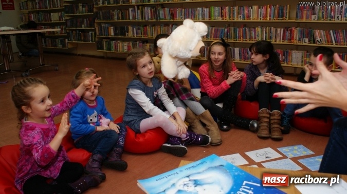 Zdjęcie w galerii na portalu naszraciborz.pl: Cała Polska Czyta Dzieciom po angielsku w bibliotece  wiadomości z regionu