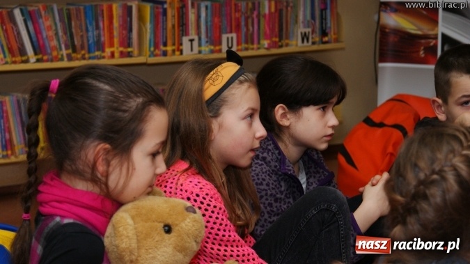 Zdjęcie w galerii na portalu naszraciborz.pl: Cała Polska Czyta Dzieciom po angielsku w bibliotece  wiadomości z regionu