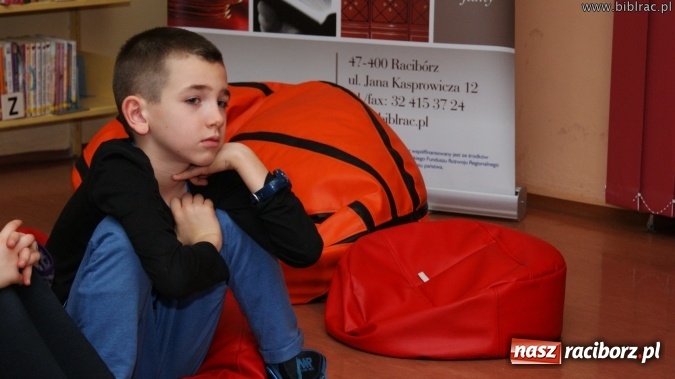 Zdjęcie w galerii na portalu naszraciborz.pl: Cała Polska Czyta Dzieciom po angielsku w bibliotece  wiadomości z regionu