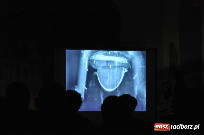 Zdjęcie w galerii na portalu naszraciborz.pl: Trwa konserwacja egipskiego sarkofagu z Raciborza [WIDEO] wiadomości z regionu