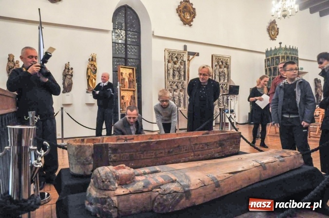 Zdjęcie w galerii na portalu naszraciborz.pl: Trwa konserwacja egipskiego sarkofagu z Raciborza [WIDEO] wiadomości z regionu
