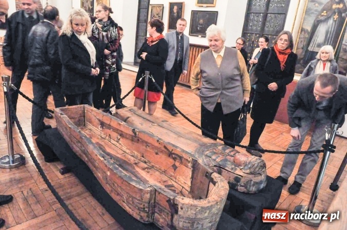 Zdjęcie w galerii na portalu naszraciborz.pl: Trwa konserwacja egipskiego sarkofagu z Raciborza [WIDEO] wiadomości z regionu