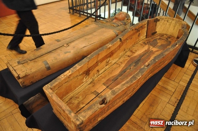 Zdjęcie w galerii na portalu naszraciborz.pl: Trwa konserwacja egipskiego sarkofagu z Raciborza [WIDEO] wiadomości z regionu